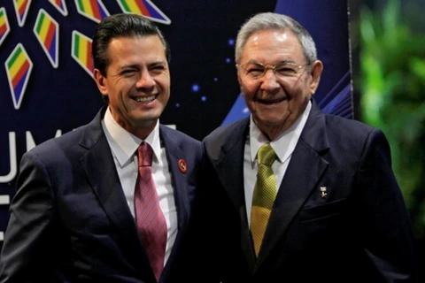 Chủ tịch Cuba Raul Castro và Tổng thống Mexico Enrique Pena Nieto. (Nguồn: noticiasmvs.com)