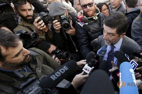 Báo giới vây quanh luật sư của một tên trùm mafia trước khi diễn ra phiên tòa xét xử. (Ảnh: Reuters)