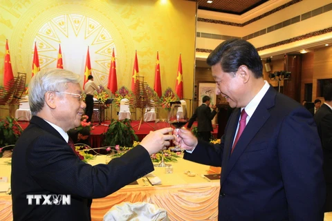 Tổng Bí thư Nguyễn Phú Trọng cụng ly cùng ông Tập Cận Bình tại buổi lễ chiêu đãi. (Ảnh: Thống Nhất/TTXVN)