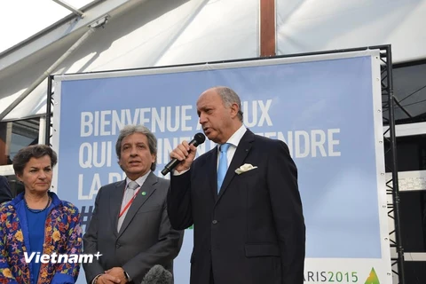 Bộ trưởng Ngoại giao Pháp Laurent Fabius phát biểu với báo chí tại trung tâm Paris-Le Bourget. (Bích Hà/Vietnam+)