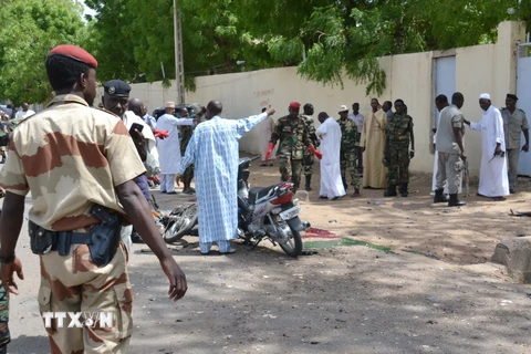 Binh sỹ Chad gác tại hiện trường vụ đánh bom do Boko Haram tiến hành tại thủ đô N'Djamena. (Ảnh: AFP/TTXVN)