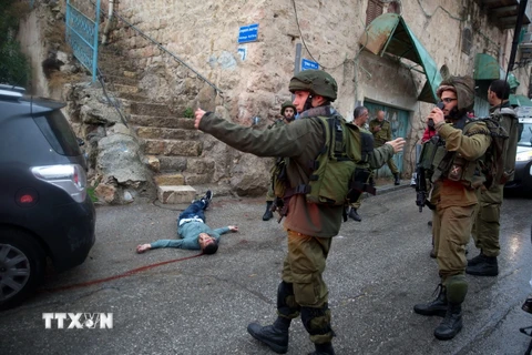 Một thanh niên Palestine bị bắn chết sau khi cố dùng dao tấn công một binh sỹ Israel tại thành phố Hebron ở Bờ Tây ngày 29/10. (Ảnh: AFP/TTXVN)