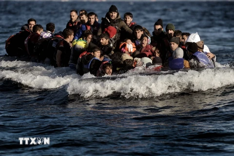 Người di cư tới đảo Lesbos của Hy Lạp sau khi vượt biển Aegean từ Thổ Nhĩ Kỳ ngày 2/11. (Ảnh: AFP/TTXVN)