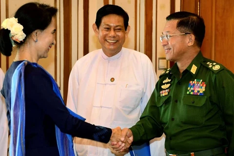 Tướng Min Aung Hlaing chúc mừng thắng lợi của bà Aung San Suu Kyi. (Nguồn: EPA)