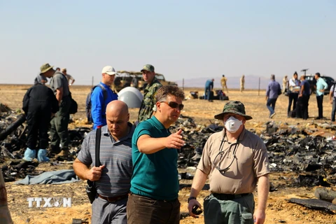 Điều tra tại hiện trường vụ rơi máy bay ở khu vực Hassana, thành phố Arish, Bắc Ai Cập ngày 1/11. (Ảnh: THX/TTXVN)