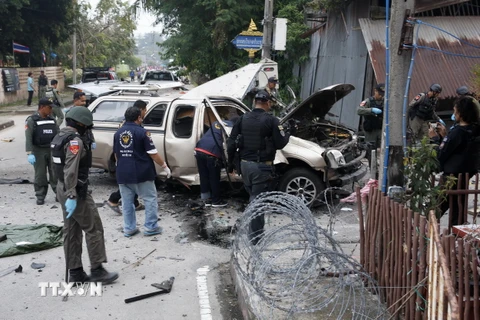 Cảnh sát điều tra tại hiện trường vụ đánh bom xe ở Narathiwat, miền nam Thái Lan ngày 20/10. (Ảnh: AFP/TTXVN)