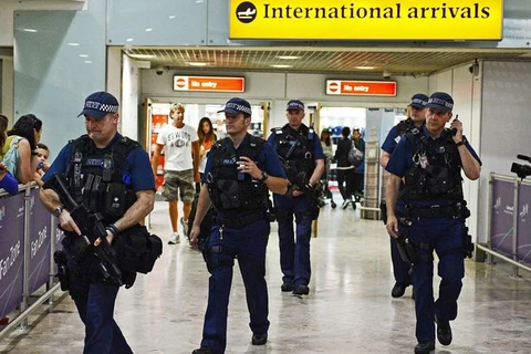 Cảnh sát Anh bảo vệ tại cửa vào sân bay quốc tế Heathrow. (Nguồn: mirror.co.uk)