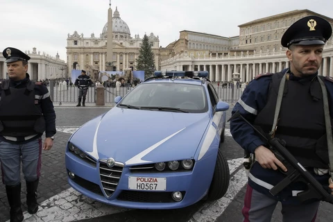 Cảnh sát Italy bảo vệ các mục tiêu nhạy cảm. (Nguồn: usatoday.com)