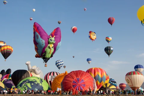Hàng trăm khinh khí cầu tham gia lễ hội. (Nguồn: wikimedia.org)