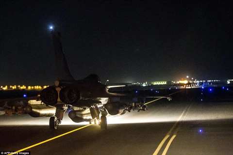 Máy bay Pháp xuất kích tiêu diệt IS. (Ảnh: AFP)