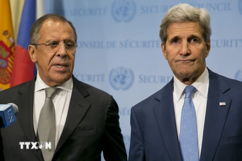 Ngoại trưởng Nga Sergey Lavrov và Ngoại trưởng Mỹ John Kerry trong cuộc họp báo về tình hình Syria ở New York, Mỹ ngày 30/9. (Ảnh: AFP/TTXVN)