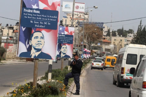 Tấm poster treo tại khu Bờ Tây với nội dung nói Tổng thống Mỹ đừng mang điện thoại tới Ramallah vì ở đây không có mạng 3G. (Nguồn: timesofisrael.com)