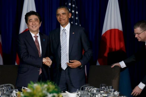 Thủ tướng Nhật Bản hội đàm với Tổng thống Mỹ bên lề Hội nghị APEC. (Ảnh: Reuters)