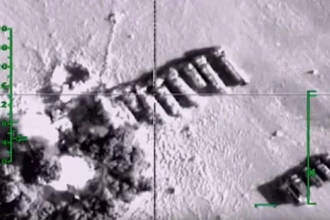 Máy bay Nga phá hủy các xe chở dầu của tổ chức IS. (Ảnh: Bộ Quốc phòng Nga)
