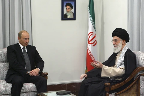 Tổng thống Nga Putin và thủ lĩnh tinh thần tối cao Iran Ali Khamenei. (Ảnh: Reuters)