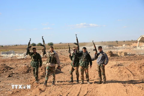 Binh sỹ Syria tại khu vực ngoại ô Kweyris, gần căn cứ không quân Kweyris, phía đông Aleppo, Syria . (Ảnh: AFP/TTXVN)