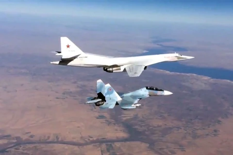 Tiêm kích Su-30SM hộ tống một máy bay ném bom siêu âm Tu-22 thực hiện nhiệm vụ không kích IS ở Syria. (Ảnh: Bộ Quốc phòng Nga)