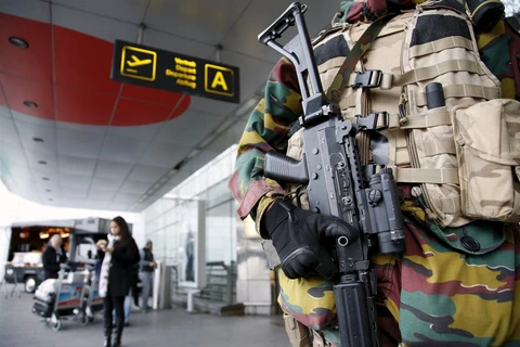 Cảnh sát đứng gác tại một sân bay tại Bỉ do lo ngại nguy cơ tấn công khủng bố.(Nguồn: nbcnews.com)