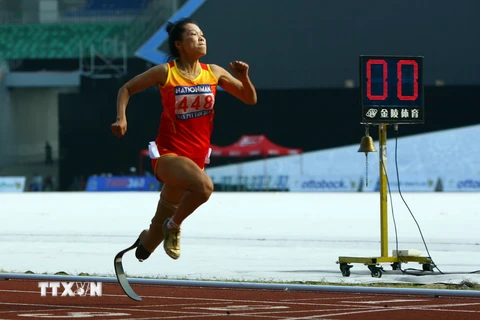 Vận động viên Nguyễn Thị Thủy đoạt Huy chương vàng ASEAN Para Games 2014. (Ảnh: TTXVN)