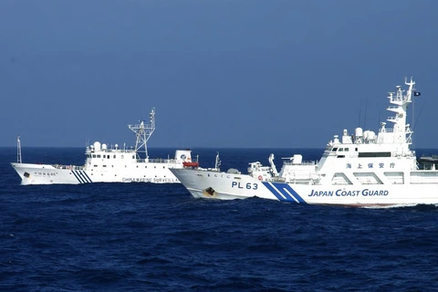 Tàu bảo vệ bờ biển của Nhật Bản và Tàu hải giám của Trung Quốc. (Nguồn: snipthepix.com)