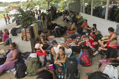 Người di cư Cuba nằm đợi bên ngoài văn phòng nhập cảnh tại biên giới Nicaragua-Costa Rica. (Ảnh: AP)