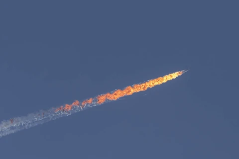 Chiếc máy bay ném bom Su-24 của Nga bị bắn hạ tại biên giới Syria-Thổ Nhĩ Kỳ. (Nguồn: zerohedge.com)