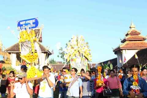 [Photo] Đặc sắc Lễ rước tháp Phạ Sạt Phơng của nhân dân Lào