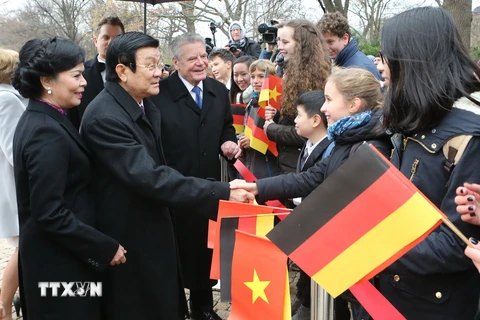 Các cháu thiếu nhi Đức và Việt Nam chào đón Chủ tịch nước Trương Tấn Sang và Tổng thống Đức Joachim Gauck. (Ảnh: Nguyễn Khang/TTXVN) 