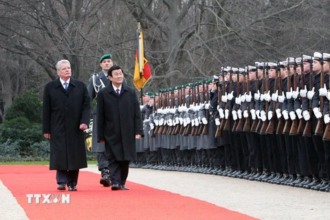 Tổng thống Cộng hòa Liên bang Đức Joachim Gauck và Chủ tịch nước Trương Tấn Sang duyệt Đội danh dự. (Ảnh: Nguyễn Khang/TTXVN)