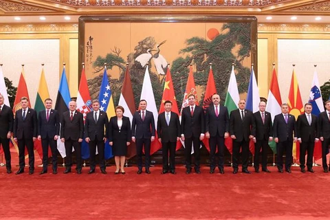 Chủ tịch Trung Quốc Tập Cận Bình cùng lãnh đạo các nước tham dự Hội nghị thượng đỉnh Trung Quốc-CEE. (Ảnh: THX)