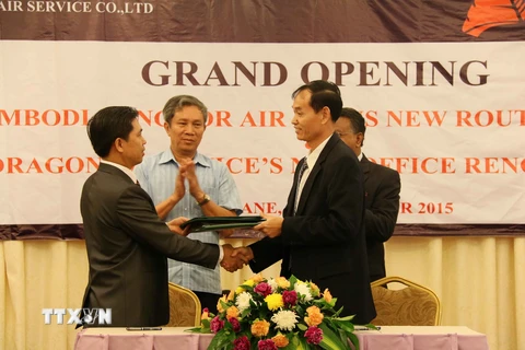 Đại diện Cambodia Angkor Air và Dragon Air Service ký kết biên bản hợp tác. (Ảnh: Phạm Kiên/TTXVN)