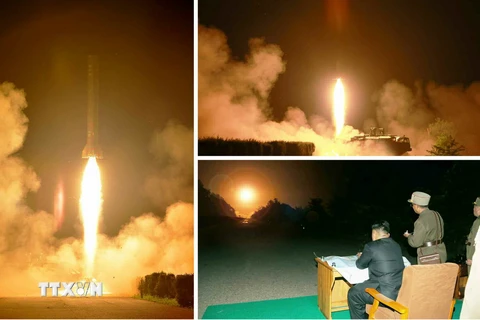 Nhà lãnh đạo Triều Tiên Kim Jong-un theo dõi vụ thử tên lửa. (Ảnh: Yonhap/TTXVN)