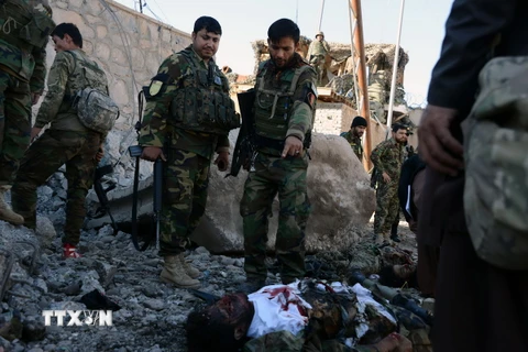 Hiện trường một vụ tấn công do Taliban tiến hành tại Afghanistan. (Ảnh: AFP/TTXVN)
