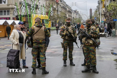 Binh sỹ và cảnh sát Bỉ tuần tra tại trung tâm thủ đô Brussels ngày 22/11. (Ảnh: THX/TTXVN)
