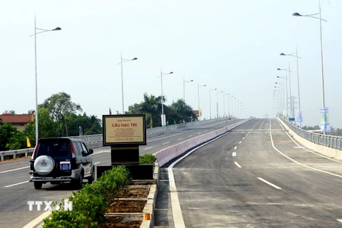 Cầu Hạc Trì bắc qua sông Lô nối liền tỉnh Vĩnh Phúc và Phú Thọ. (Nguồn: TTXVN)