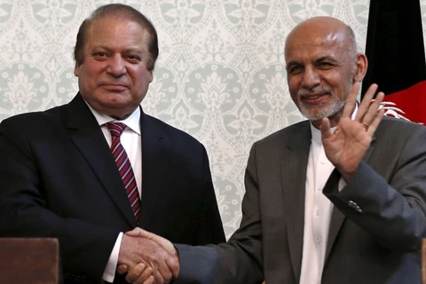 Tổng thống Afghanistan Ashraf Ghani (phải) và Thủ tướng Pakistan Nawaz Sharif. (Ảnh: Reuters)