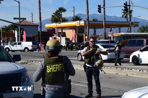 Cảnh sát làm nhiệm vụ tại hiện trường vụ xả súng ở San Bernardino. (Ảnh: AFP/TTXVN)