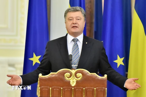 Tổng thống Ukraine Petro Poroshenko phát biểu trong một cuộc họp báo ở thủ đô Kiev. (Ảnh: AFP/TTXVN) 