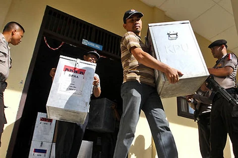 Lực lượng an ninh Indonesia bảo vệ một địa điểm bầu cử. (Nguồn: asiancorrespondent.com)