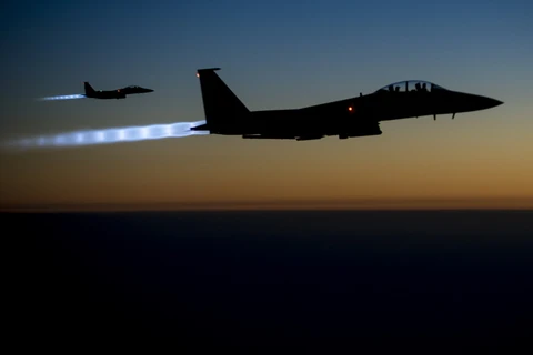 Máy bay Mỹ tiến hành không kích các mục tiêu ở Syria. (Nguồn: newsweek.com)