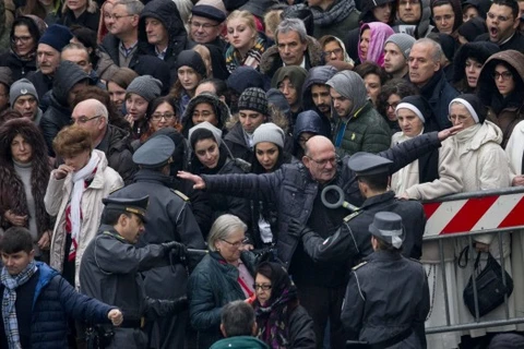 Cảnh sát kiểm tra an ninh các tín đồ trước lỗi vào quảng trường Thánh Peter. (Nguồn: smh.com.au)