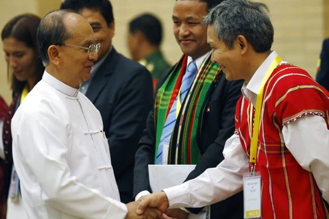 Tổng thống Myanmar U Thein Sein gặp gỡ đại diện các nhóm vũ trang sắc tộc. (Ảnh: AP)