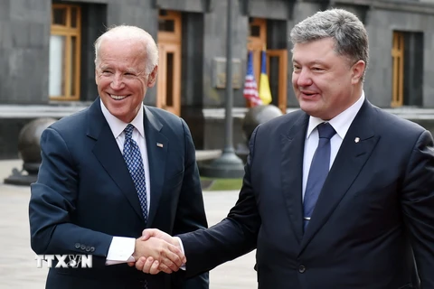 Phó Tổng thống Mỹ Joe Biden (trái) bắt tay Tổng thống Ukraine Petro Poroshenko. (Ảnh: AFP/TTXVN)