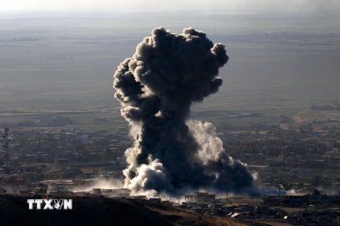 Một cuộc không kích do liên quân chống IS do Mỹ lãnh đạo tiến hành. (Ảnh: AFP/TTXVN)