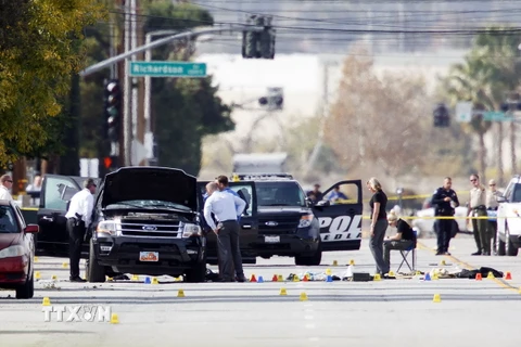 Cảnh sát khám xét xe ôtô của các nghi phạm trong vụ xả súng ở San Bernardino, California ngày 3/12. (Ảnh: AFP/TTXVN)