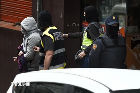 Cảnh sát Tây Ban Nha bắt giữ một trong hai đối tượng tình nghi tại Mataro. (Ảnh: AFP/TTXVN)