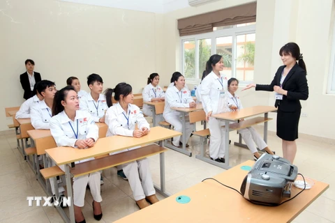 Giờ học tiếng Nhật cho các điều dưỡng, hộ lý đi làm việc tại Nhật Bản. (Ảnh: TTXVN)