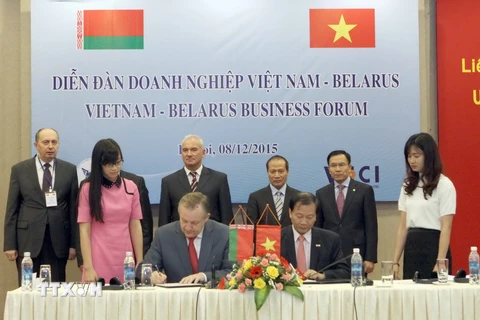 Lễ ký kết hợp tác giữa đại diện VCCI và Phòng Thương mại và Công nghiệp Belarus. (Ảnh: TTXVN) 