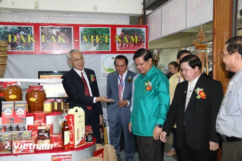 Một gian hàng trưng bày các sản phẩm của tỉnh Đắk Lắk tại hội chợ. (Ảnh: Phạm Kiên/Vietnam+)