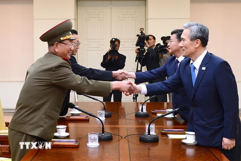 Một cuộc thảo luận giữa quan chức cấp cao hai miền Triều Tiên. (Ảnh: AFP/TTXVN)